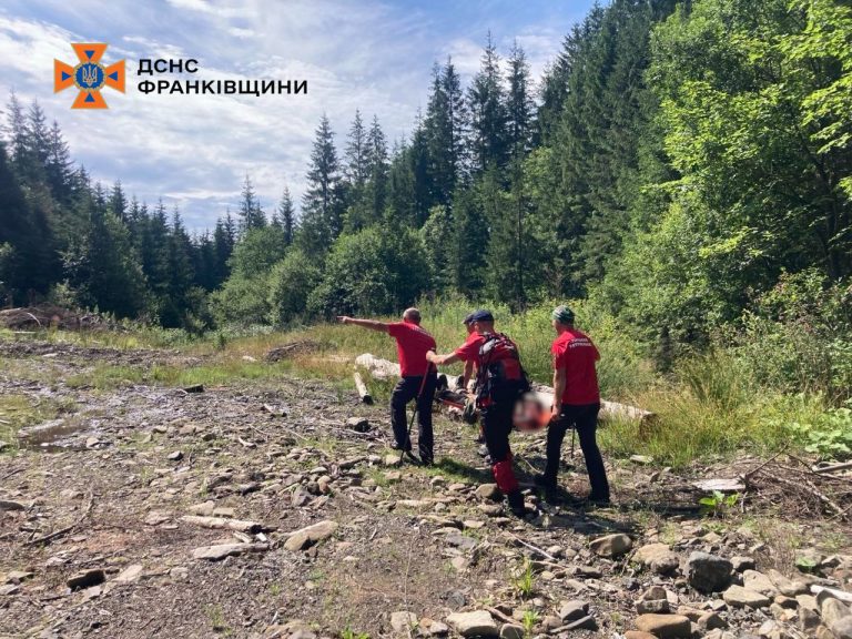 На Верховинщині рятувальники цілу ніч шукали чоловіка, який травмував ногу в горах (ФОТО)