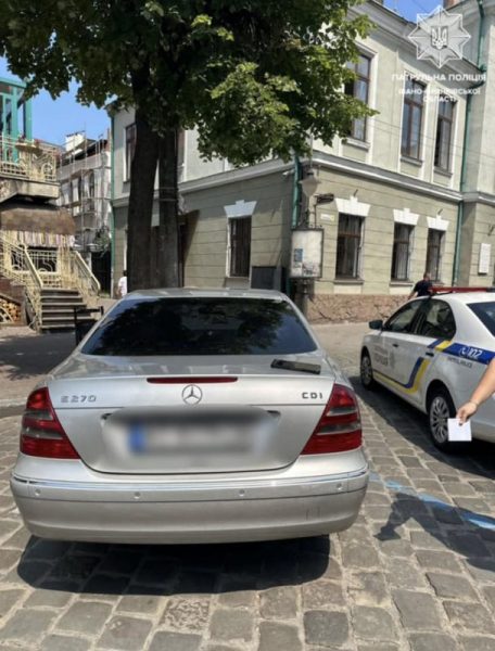 У Франківську поліцейські знайшли водія, який не помітив, що вчинив ДТП і втік (ФОТО)