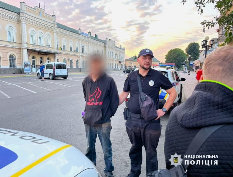У Коломиї чоловік заліз у вікно до сусіда і обікрав його (ФОТО) 3 У Коломиї чоловік заліз у вікно до сусіда і обікрав його (ФОТО)