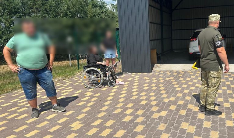 У пункті пропуску "Краківець" чоловік взяв з собою за кордон не лише нову, але й стару дружину