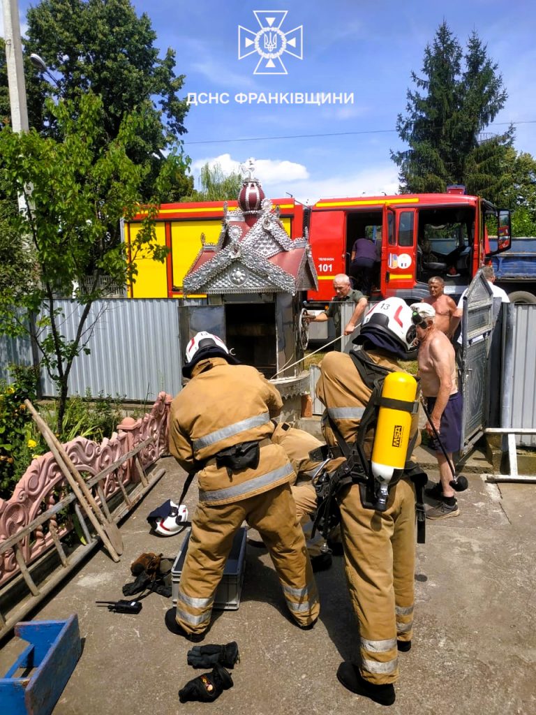 На Городенківщині пенсіонерка впала у колодязь: що з нею (ФОТО) 8 На Городенківщині пенсіонерка впала у колодязь: що з нею (ФОТО)