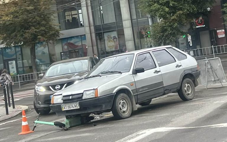 У Франківську легкова автівка наїхала на електросамокатника (ФОТО) 7 452910044 8761557553877424 8216080224168334309 n