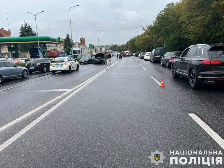 У Тернополі зіткнулися чотири автомобілі: двоє людей загинули (ФОТО) 2 4aa0f9d3617d8e21576382ceec985ba5