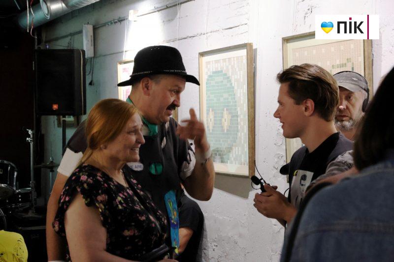 Люди Прикарпаття: на відкритті виставки робіт полеглого воїна Остапа Бринського (ФОТО) 6 IMG 8230 2 scaled