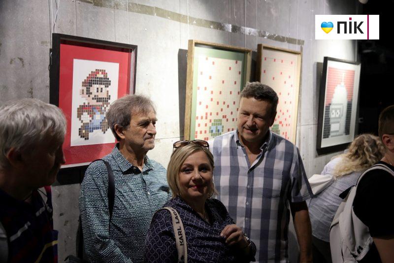 Люди Прикарпаття: на відкритті виставки робіт полеглого воїна Остапа Бринського (ФОТО) 7 IMG 8236 2 scaled