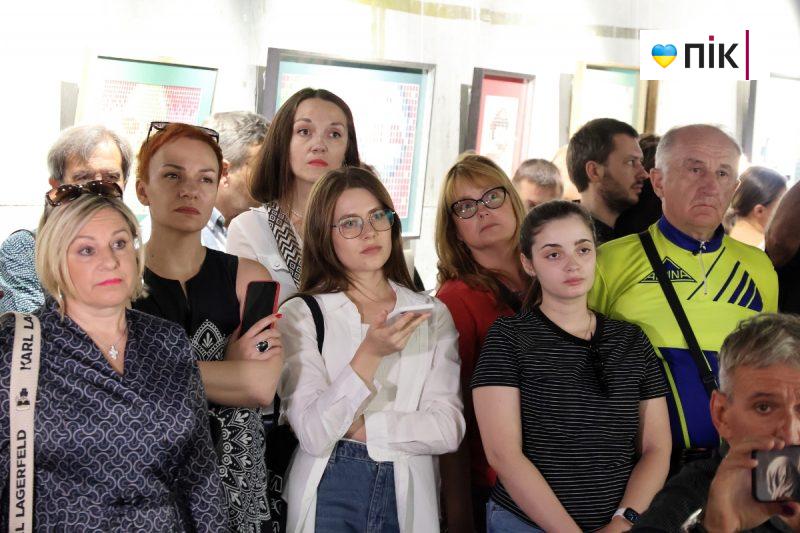 Люди Прикарпаття: на відкритті виставки робіт полеглого воїна Остапа Бринського (ФОТО) 8 IMG 8377 2 scaled