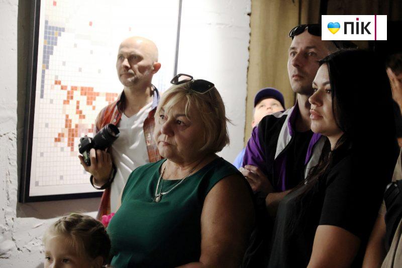 Люди Прикарпаття: на відкритті виставки робіт полеглого воїна Остапа Бринського (ФОТО) 9 IMG 8441 2 scaled