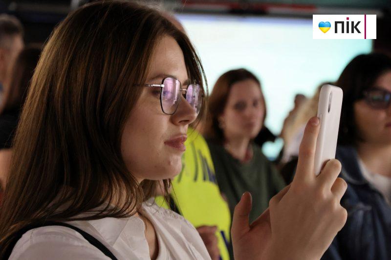 Люди Прикарпаття: на відкритті виставки робіт полеглого воїна Остапа Бринського (ФОТО) 10 IMG 8502 2 scaled