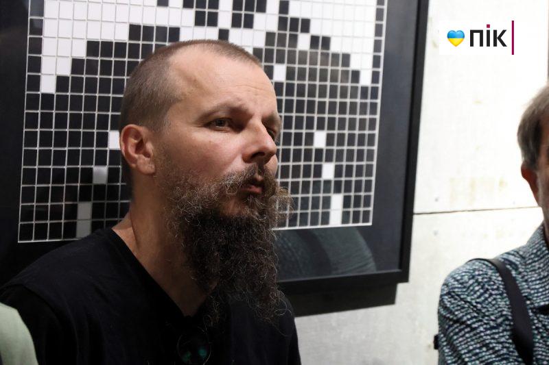 Люди Прикарпаття: на відкритті виставки робіт полеглого воїна Остапа Бринського (ФОТО) 11 IMG 8522 2 scaled