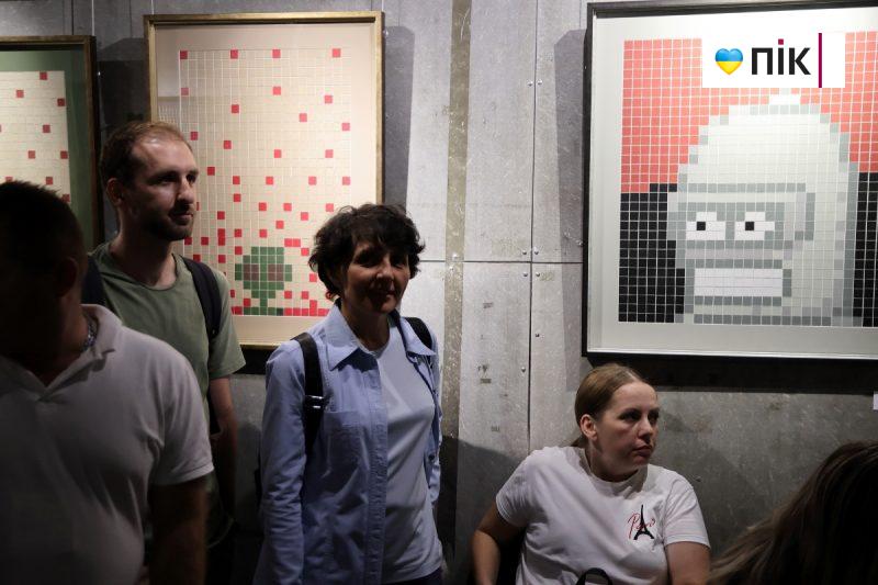 Люди Прикарпаття: на відкритті виставки робіт полеглого воїна Остапа Бринського (ФОТО) 16 IMG 8643 2 scaled