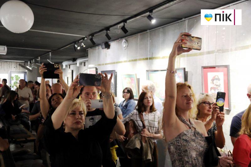 Люди Прикарпаття: на відкритті виставки робіт полеглого воїна Остапа Бринського (ФОТО) 17 IMG 8690 2 scaled