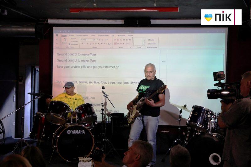 Люди Прикарпаття: на відкритті виставки робіт полеглого воїна Остапа Бринського (ФОТО) 22 IMG 8698 2 scaled