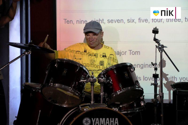 Люди Прикарпаття: на відкритті виставки робіт полеглого воїна Остапа Бринського (ФОТО) 23 IMG 8760 2 scaled