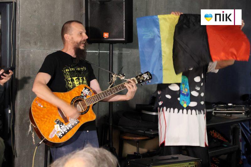 Люди Прикарпаття: на відкритті виставки робіт полеглого воїна Остапа Бринського (ФОТО) 24 IMG 8828 2 scaled