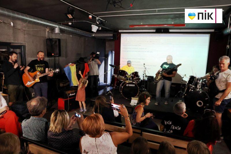 Люди Прикарпаття: на відкритті виставки робіт полеглого воїна Остапа Бринського (ФОТО) 25 IMG 8864 2 scaled