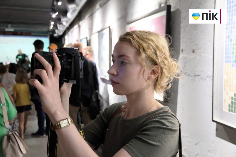 Люди Прикарпаття: на відкритті виставки робіт полеглого воїна Остапа Бринського (ФОТО) 19 IMG 9056 2 scaled