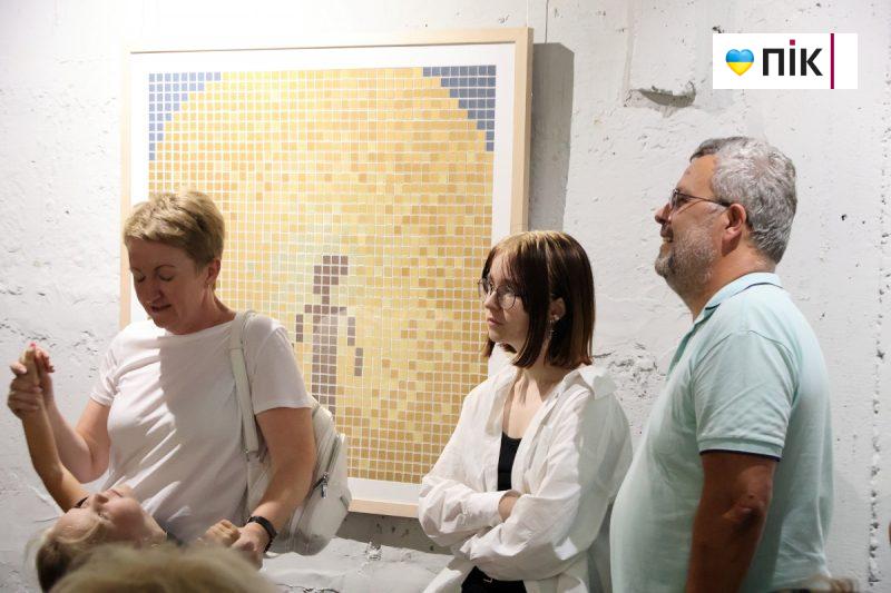 Люди Прикарпаття: на відкритті виставки робіт полеглого воїна Остапа Бринського (ФОТО) 21 IMG 9136 2 scaled