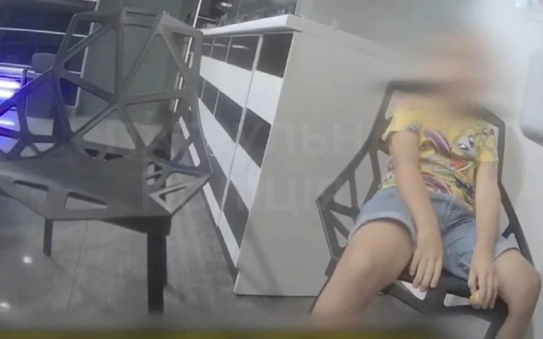 На Львівщині мама забула 7-річного сина в туалеті на заправці (ВІДЕО)