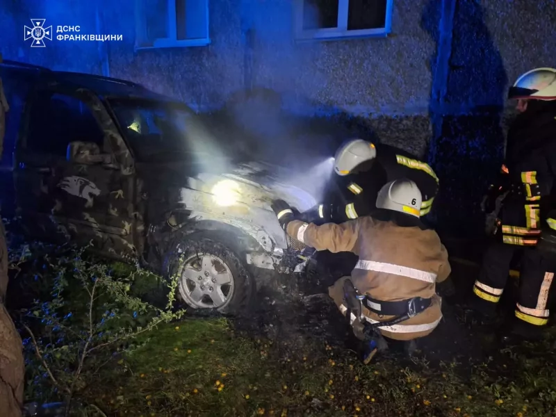 У Франківську вночі горів автомобіль: пожежу оперативно загасили (ФОТО)