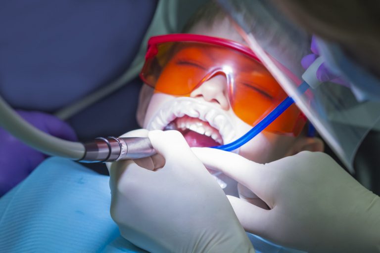 Як вибрати хорошого стоматолога для дорослого та дитини? 2 kids dentistry children s dentist examination baby teeth emotions 2048x1365 1