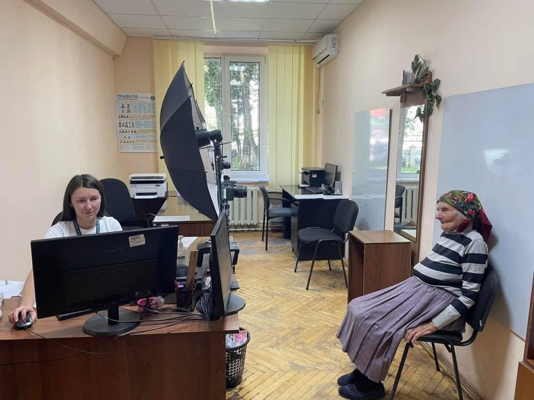На Прикарпатті закордонний паспорт оформила 102-річна жінка (ФОТОФАКТ) 12 photo 2024 07 16 11 23 31