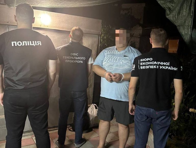 Розкрадали кошти для ЗСУ: в Україні викрили 30 службовців 1 photo 5247196704581737323 y