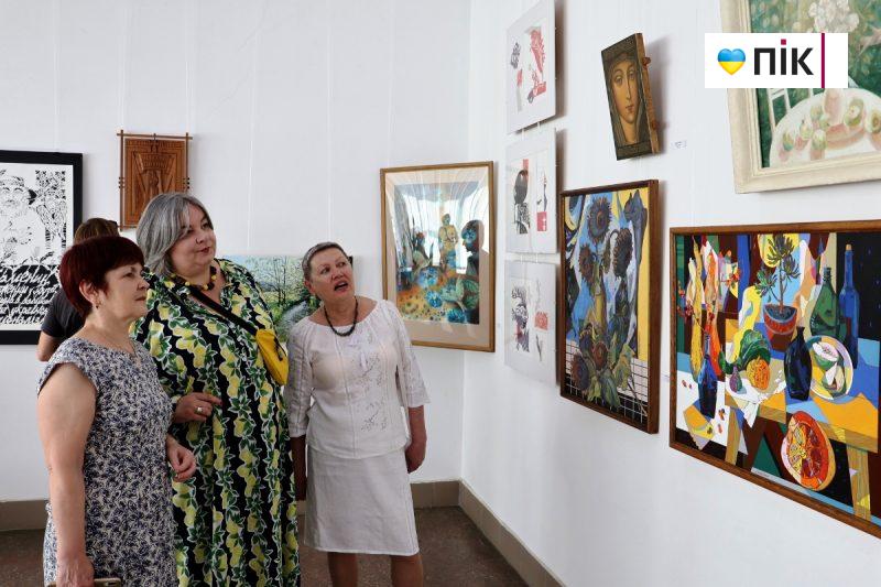 Люди Прикарпаття: на виставці франківських художників до Дня Незалежності (ФОТО) 14 10 2 scaled