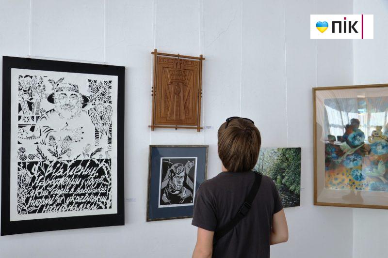 Люди Прикарпаття: на виставці франківських художників до Дня Незалежності (ФОТО) 15 11 2 scaled