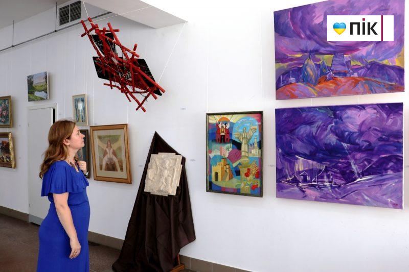 Люди Прикарпаття: на виставці франківських художників до Дня Незалежності (ФОТО) 17 14 scaled