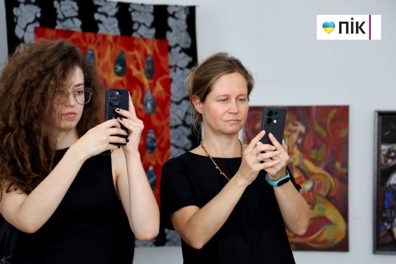 Люди Прикарпаття: на виставці франківських художників до Дня Незалежності (ФОТО) 21 19 scaled