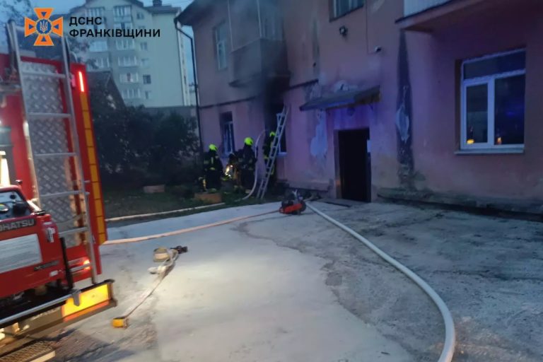 В Івано-Франківську горіла квартира в районі "Німецької колонії" (ФОТО) 2 2 11