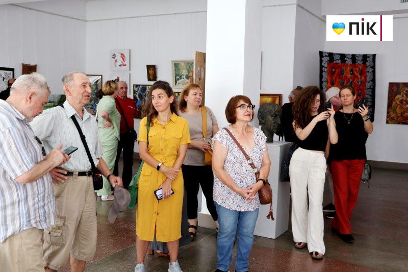 Люди Прикарпаття: на виставці франківських художників до Дня Незалежності (ФОТО) 22 20 scaled