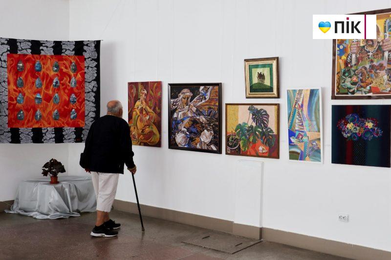 Люди Прикарпаття: на виставці франківських художників до Дня Незалежності (ФОТО) 23 21 scaled
