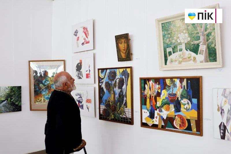 Люди Прикарпаття: на виставці франківських художників до Дня Незалежності (ФОТО) 26 25 scaled