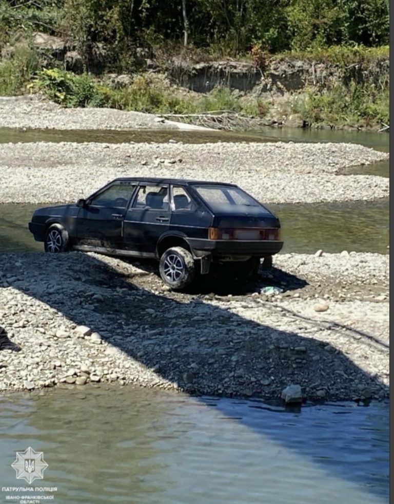 У Франківську водій легковика зʼїхав у річку (ФОТО) 1 453857898 923122906521988 3917447699310825696 n