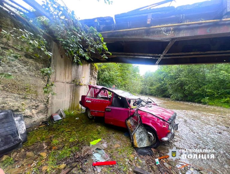 Водій не впорався з керуванням: деталі ДТП в Косівському районі (ФОТО) 9 Водій не впорався з керуванням: деталі ДТП в Косівському районі (ФОТО)
