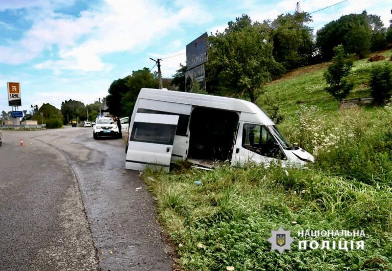 На Прикарпатті автівка злетіла у кювет: фото та подробиці ДТП 6 454204659 498310772843157 2643196852439270838 n