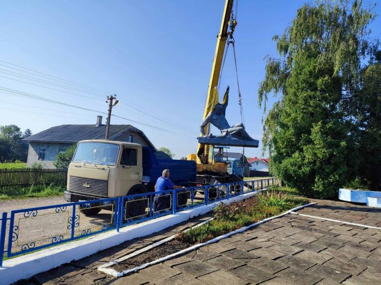 У Городенківській громаді демонтували два пам'ятники радянської доби 7 454351754 804906668514832 469511168953959007 n