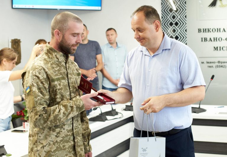 Воїна з Івано-Франківської громади Степана Жолобана нагородили орденом "За Мужність" (ФОТО) 2 454840825 10161080604292295 7706573914940789275 n