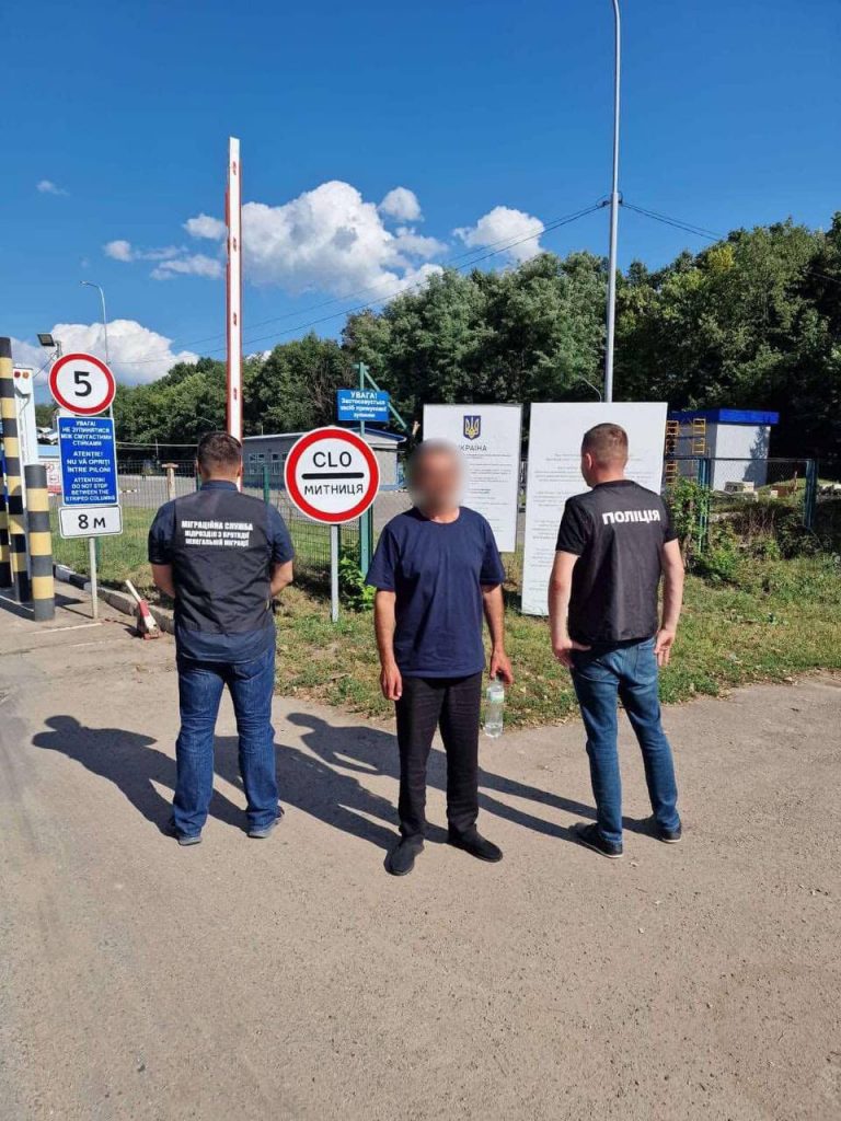З Прикарпаття відправлять на батьківщину білоруса та вірмена (ФОТО) 10 З Прикарпаття відправлять на батьківщину білоруса та вірмена (ФОТО)