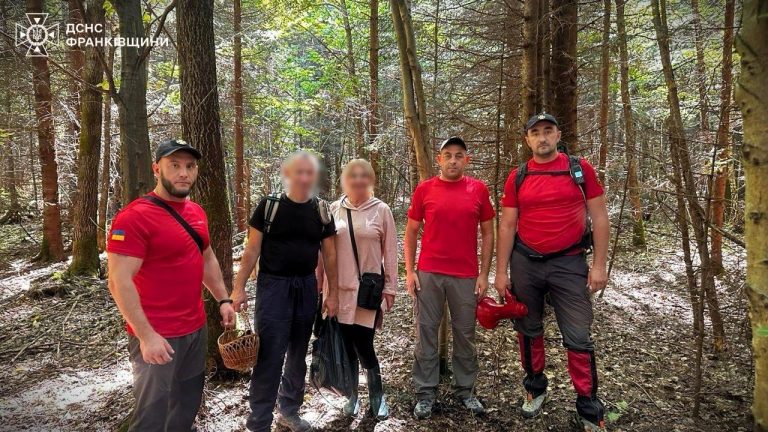 Пішли по гриби і заблукали: в лісі на Надвірнянщині розшукали двох людей (ФОТО)