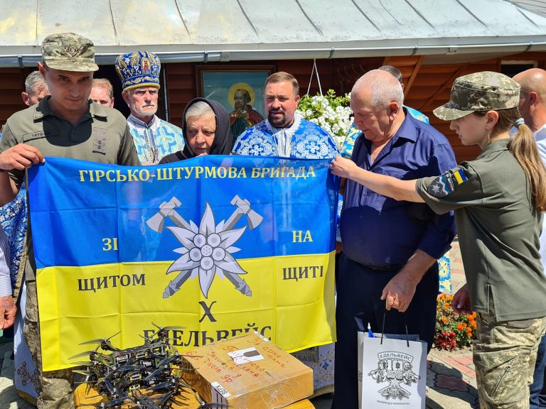 В пам'ять про сина: батьки полеглого воїна з Снятинщини купили дрони для "Едельвейсів" (ФОТО) 4 В пам'ять про сина: батьки полеглого воїна з Снятинщини купили дрони для "Едельвейсів" (ФОТО)