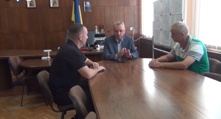 На Снятинщині люди жаліються на різкий і неприємний запах аміаку: звідки він береться