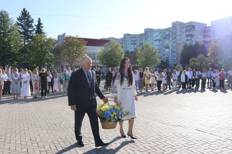 Символ непохитної єдності: у Долині урочисто підняли державний прапор (ФОТО)