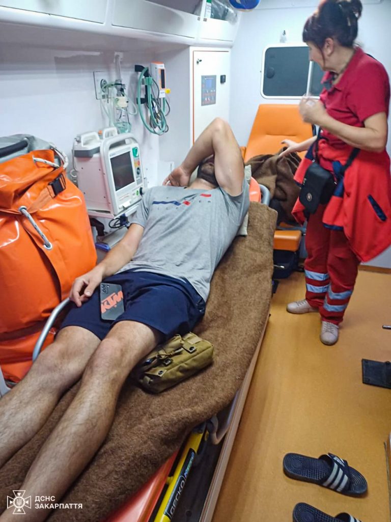 У Карпатах під час походу стало зле туристу з Чехії: його забрали у лікарню (ФОТО) 1 456460747 901800578640843 8700137128341828197 n