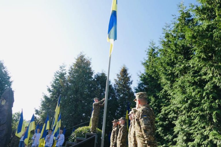 У Калуші урочисто підняли синьо-жовтий стяг на бульварі Незалежності (ФОТО)