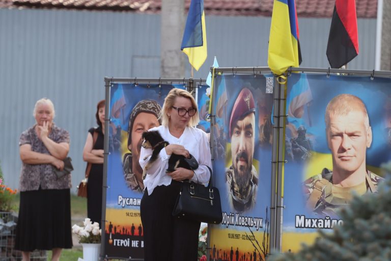 В пам'ять про полеглих воїнів: у Калуші ввечері в небі з'явилася символічна свічка (ВІДЕО) 9 В пам'ять про полеглих воїнів: у Калуші ввечері в небі з'явилася символічна свічка (ВІДЕО)