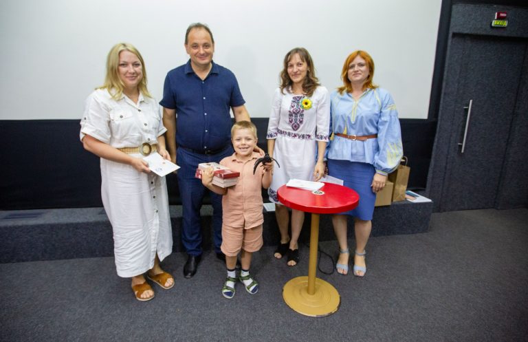 У Франківську вручили сертифікати на шкільне приладдя дітям учасників бойових дій (ФОТО) 6 457257099 1097624805267108 4650797861648743528 n