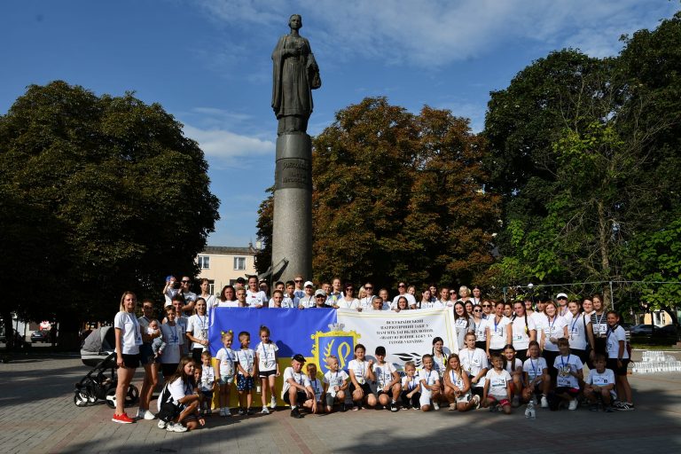 Понад сотню жителів Рогатинщини долучилися до забігу «Шаную воїнів, біжу за героїв України» (ФОТО)