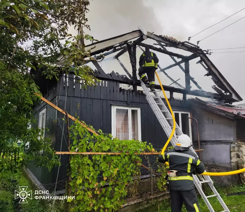 У Вигодській громаді горів будинок: травмувалася власниця (ФОТО)